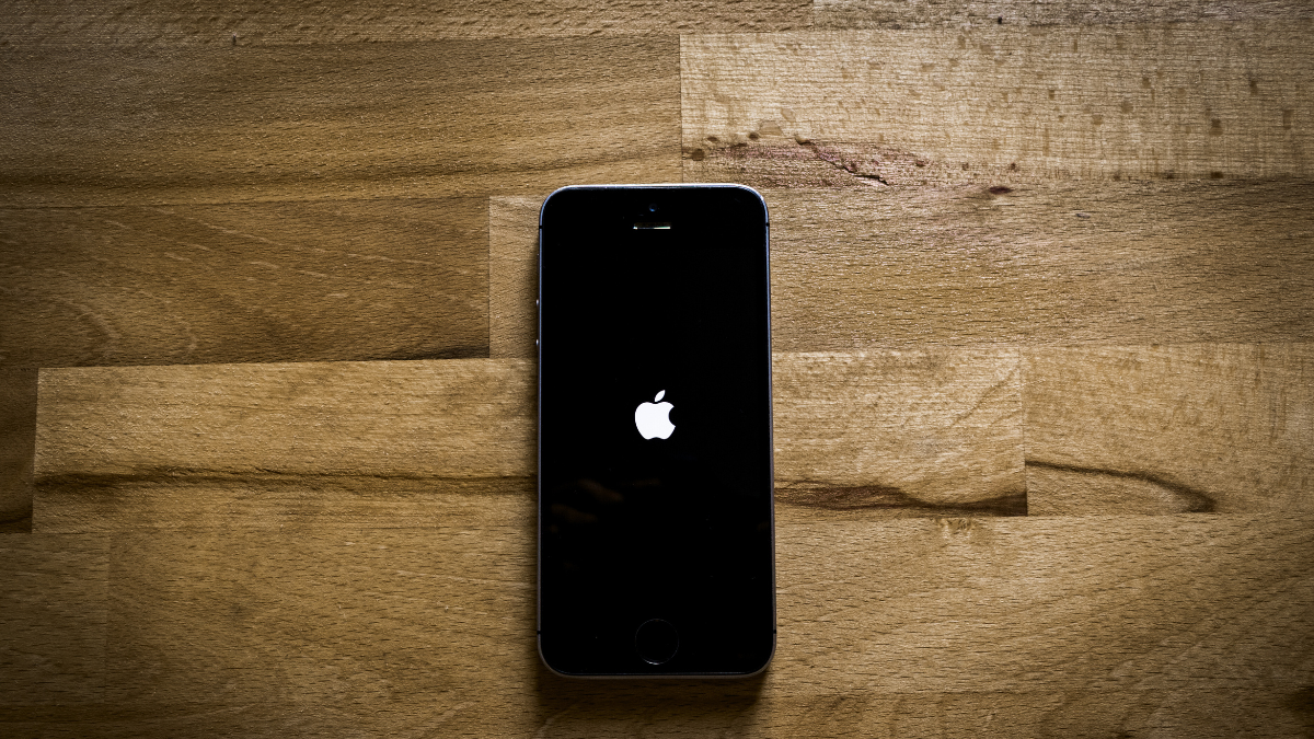 iphone-stuck-on-apple-logo.png